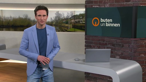 Moderator János Kereszti im Studio von buten un binnen