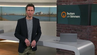 Moderator Janos Kereszti im Studio von buten un binnen