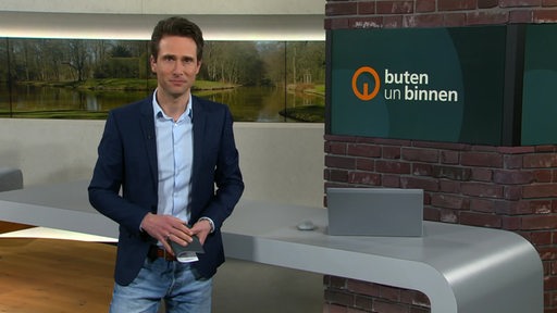 Der Moderator Janos Kereszti im Studio von buten un binnen