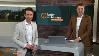 Die Moderatoren Janos Kereszti und Jan-Dirk Bruns im Studio von buten un binnen