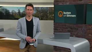 Moderator Janos Kereszti im Studio von buten un binnen.