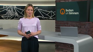 Die Moderatorin Lea Reinhard im Studio von buten un binnen