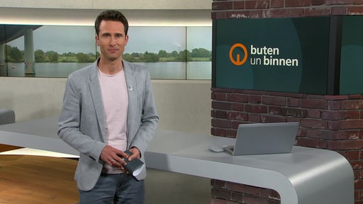 Moderator János Kereszti im Studio von buten un binnen