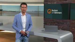 Der Moderator Janos Kereszti im Studio von buten un binnen
