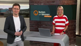 Moderatoren Felix Krömer und Janna Betten im Studio von bunnen un binnen.