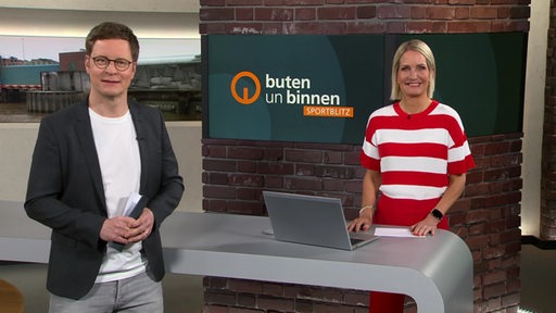 Moderatoren Felix Krömer und Janna Betten im Studio von bunnen un binnen.