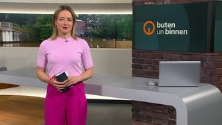Moderatorin Lea Reinhard im Studio von buten un binnen