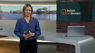 Moderatorin Lea Reinhard im Studio von buten un binnen