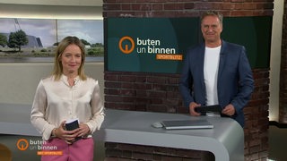 Die Moderatoren Lea Reinhard und Stephan Schiffner im Studio von buten un binnen