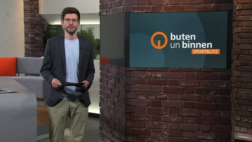 Der Moderator Niko Schleicher im Studio von buten un binnen