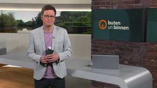 Der Moderator Felix Krömer im Studio von buten un binnen