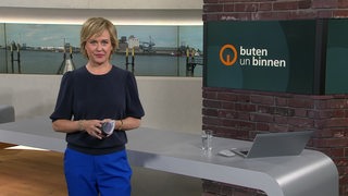 Moderatorin Kirsten Rademacher im Studio von buten un binnen