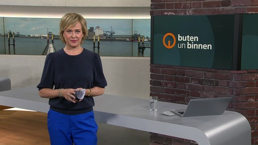 Moderatorin Kirsten Rademacher im Studio von buten un binnen