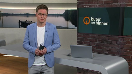 Moderator Felix Krömer im Studio von buten un binnen.