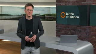 Moderator Felix Krömer im Studio von buten un binnen.