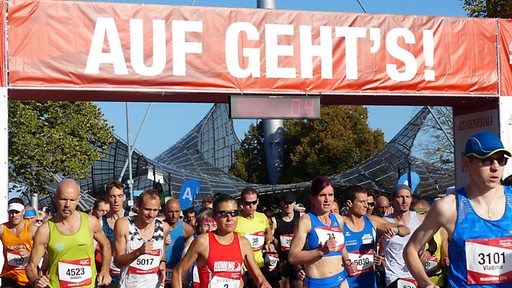 Marathonläufer starten ihr Rennen.