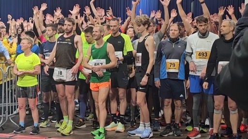 Das Feld kurz vor dem Start des Bremerhaven-Marathon.