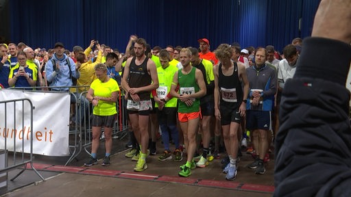 Viele Läufer am Startpunkt des Marathon.