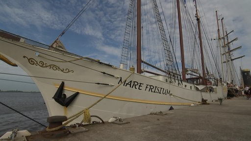 Das Schiff Mare Frisum an einer Pier.