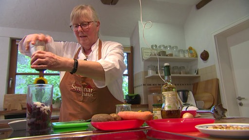 Marianne Jahn Bärhold in einer Küche am kochen.