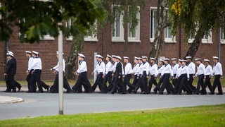 Marinesoldaten marschieren auf dem Gelände der Marineoperationsschule 