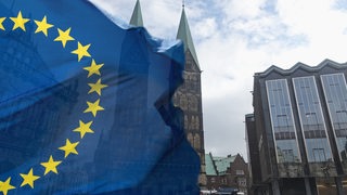 EU-Flagge vor dem Rathaus, Dom und Landtag in Bremen (Montage)