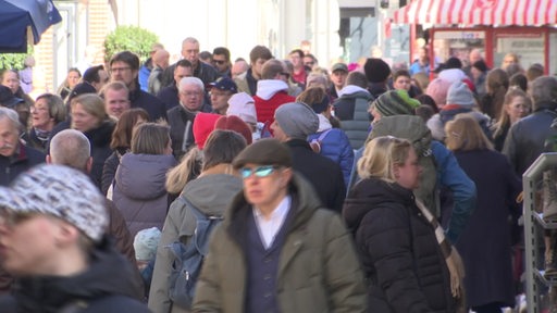 Eine von Menschenmassen gefüllte Bremer Innenstadt.