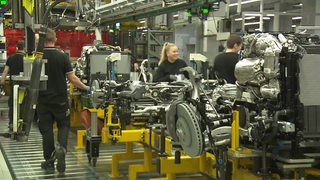 Menschen arbeiten im Bremer Mercedes-Werk.