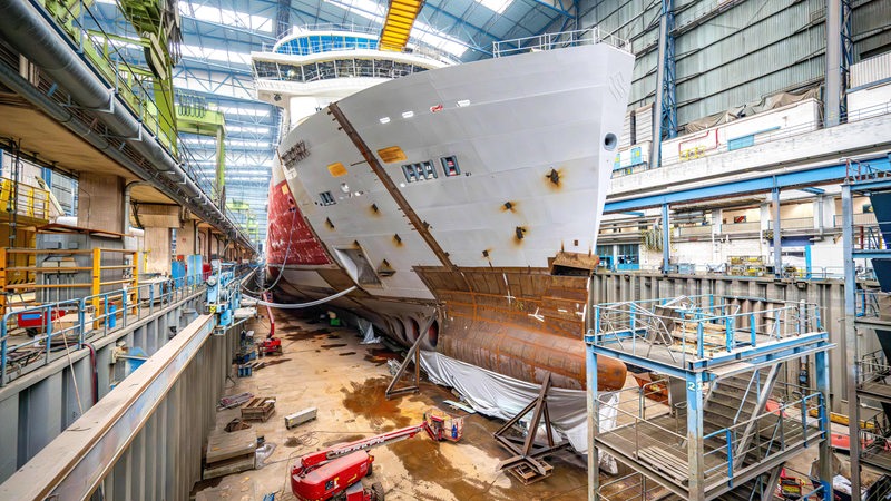 Ein Kreuzfahrtschiff liegt in der Halle der Meyer-Werft.