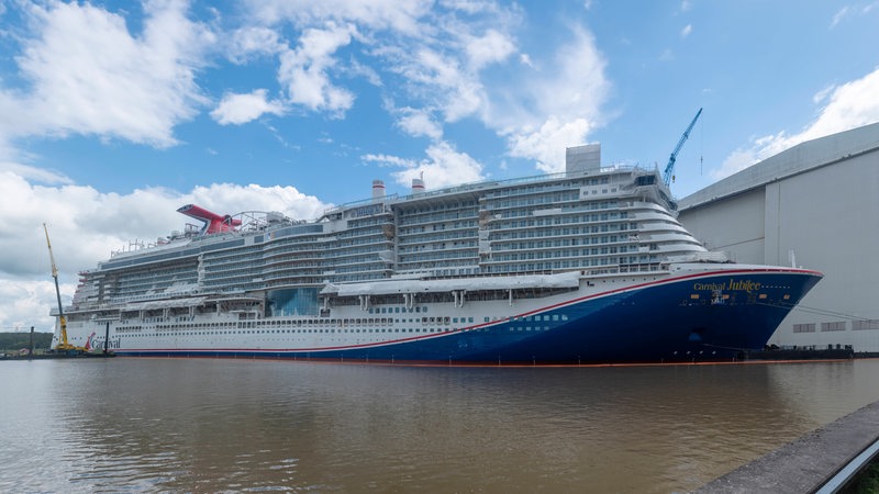 Ein Kreuzfahrtschiff im Werfthafen der Meyer Werft in Papenburg