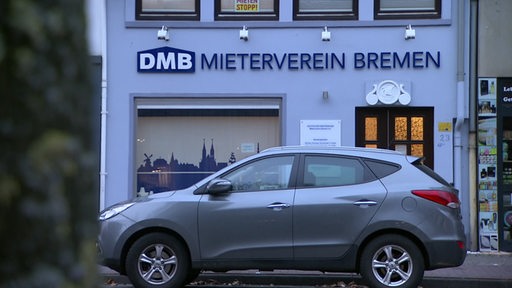 Das Gebäude des Mieterverein Bremen, vor dem ein Auto parkt