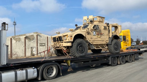 Ein Geländewagen steht auf einem Lastwagen.