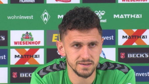 Werder Fußballspieler Milos Veljkovic im Interview auf der Pressekonferenz.