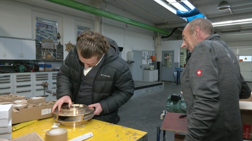 Zwei Personen an der Arbeit in einer Firma