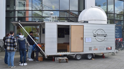 Eine mobile Sternwarte (Tiny Observatorium) mit Besuchern