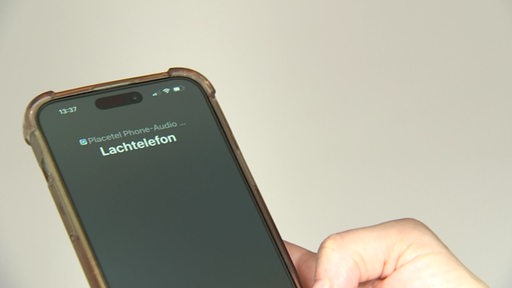 Ein Handy auf dem der Kontakt "Lachtelefon" anruft.