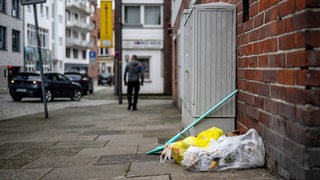 Achtlos weggeworfener Müll liegt am Straßenrand