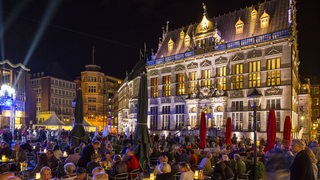 Publikum vor Schütting beim Musikfest bei Nacht