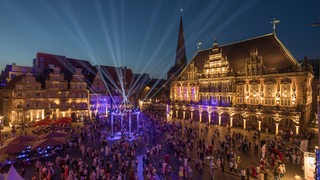 Lichterspiel auf vollem Bremer Marktplatz am Abend 