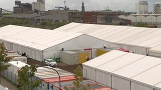 Mehrere Leichtbau Hallen als Notunterkünfte für Geflüchtete in der Überseestadt. 