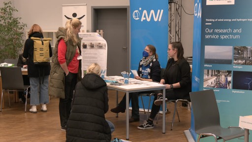 Schülerinnen bei der ersten Mädchenberufsmesse in Bremerhaven Lehe-Treff. 