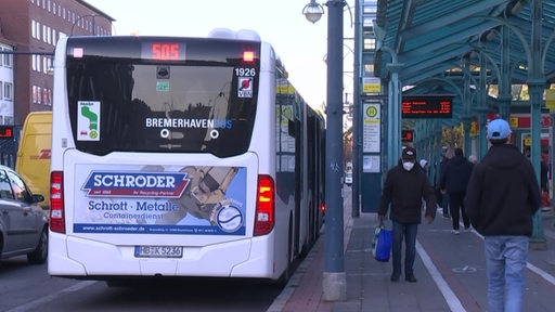 Ein Bremerhaven Bus steht an einer Bushaltestelle. 