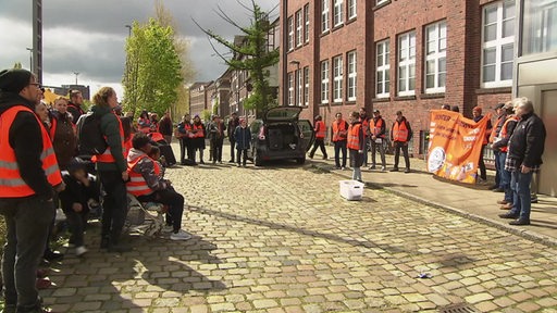 Menschen demonstrieren vor dem Jobcenter in Gröpelingen.