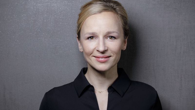 Das Foto zeigt eine Nancy Böhning, eine blonde Frau in schwarzem Hemd.