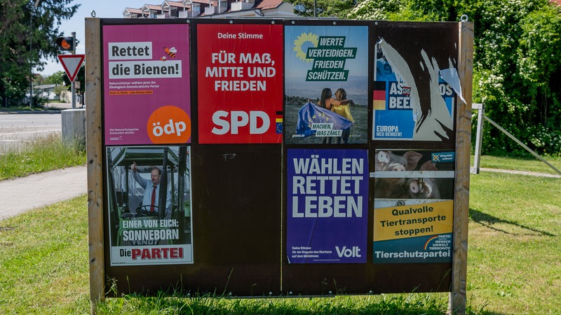 Plakatwand mit Wahlwerbung verschiedener Parteien