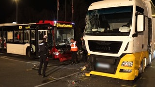 Bus und Lkw auf Kreuzung