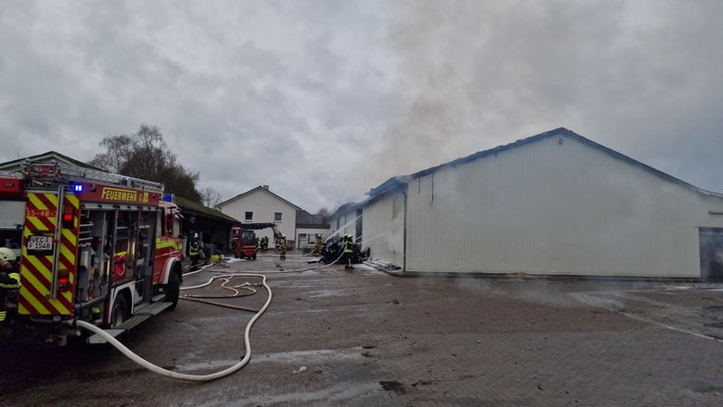 Bei Vechta steht eine Lagerhalle in Flammen