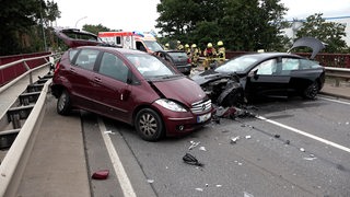 Nach einem Crash auf einer Autobahnbrücke riegelt die Feuerwehr die Unfallstelle ab.