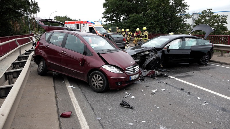 Nach einem Crash auf einer Autobahnbrücke riegelt die Feuerwehr die Unfallstelle ab.