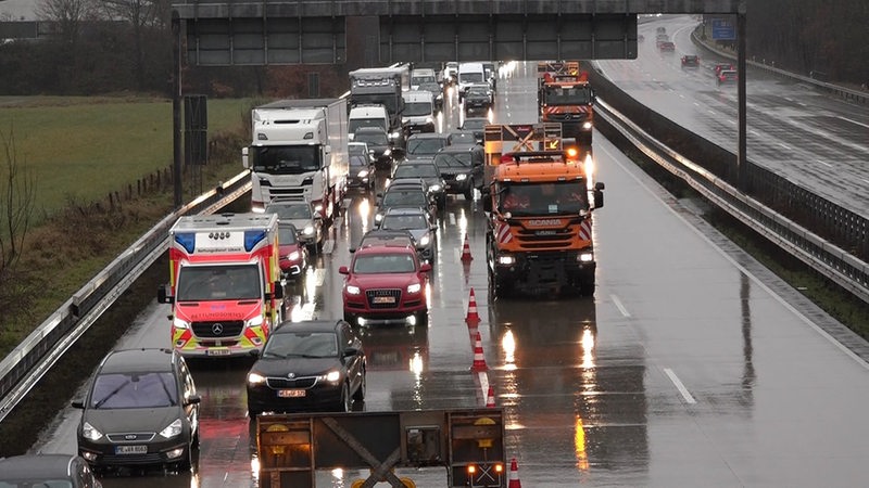 Autos stehen auf einem gesperrten Abschnitt der A1 bei Bremen.